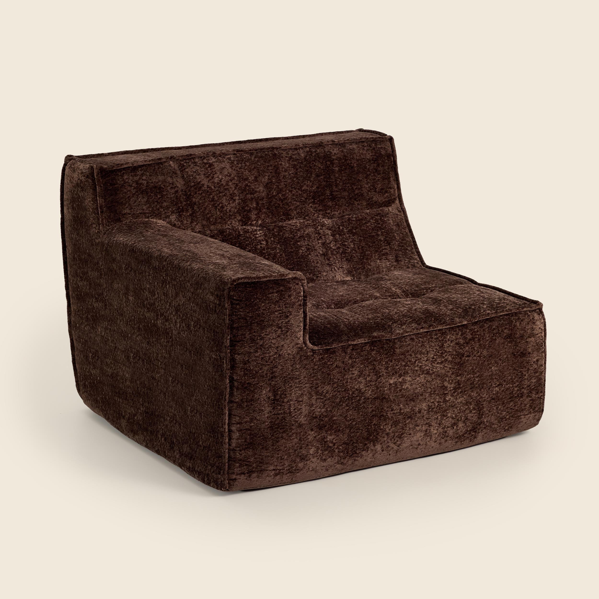 Brown textured armchair on a beige background
#color_brown-snow-velvet