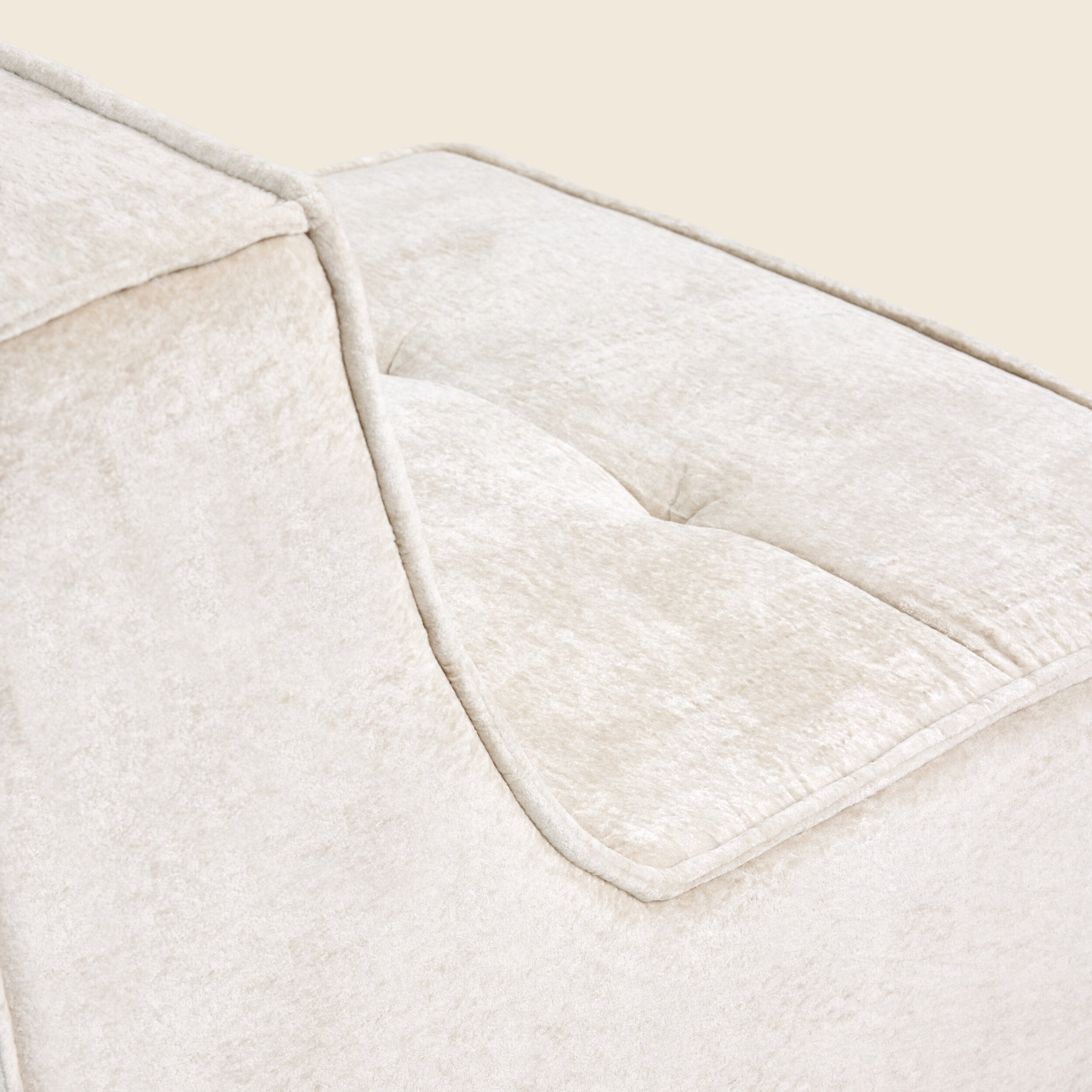 Close-up of oat snow velvet fabric on the Loungi modular chair 